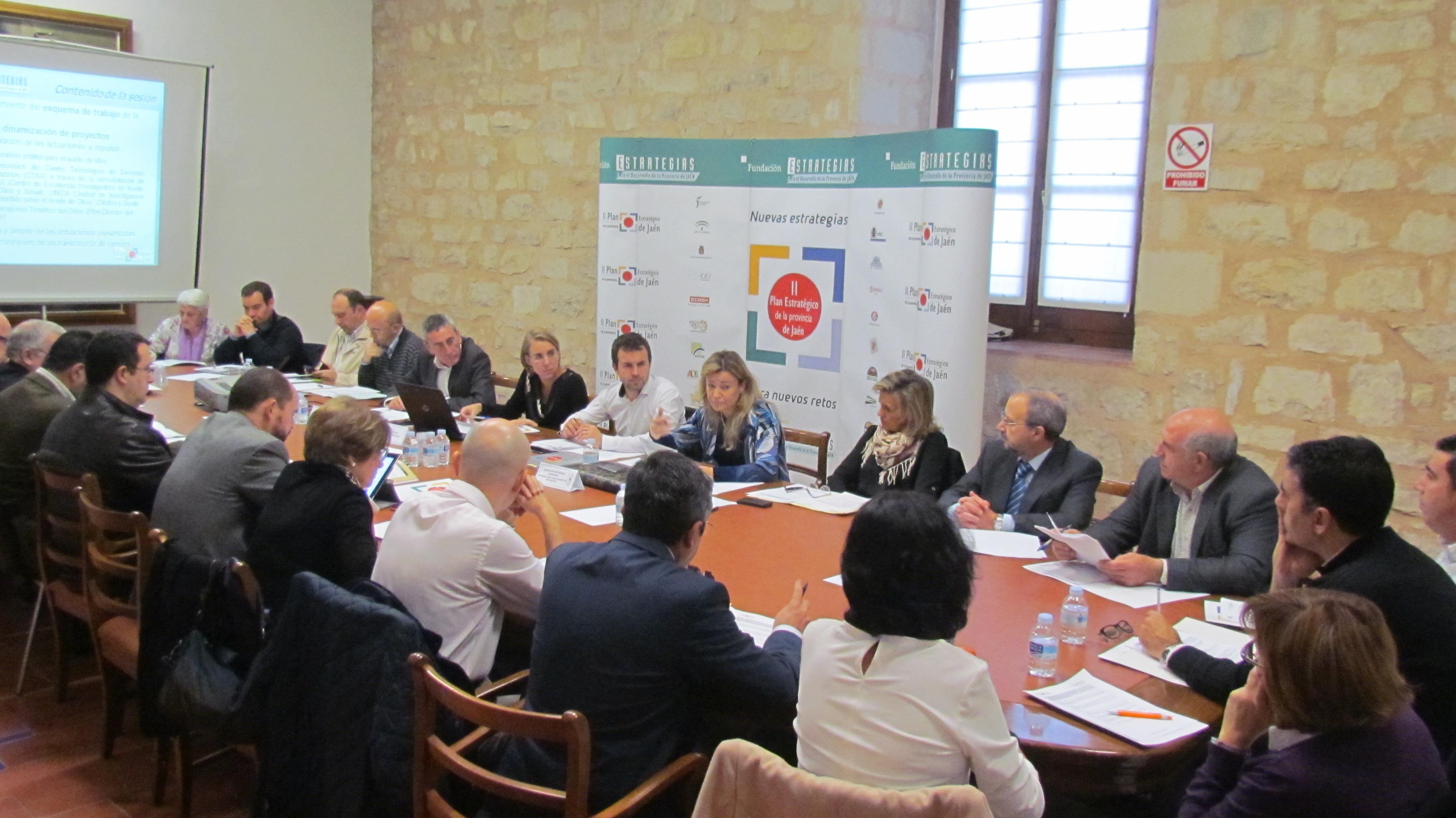 Asistentes a la comisión de seguimiento e impulso de la Estrategia 6 durante la reunión