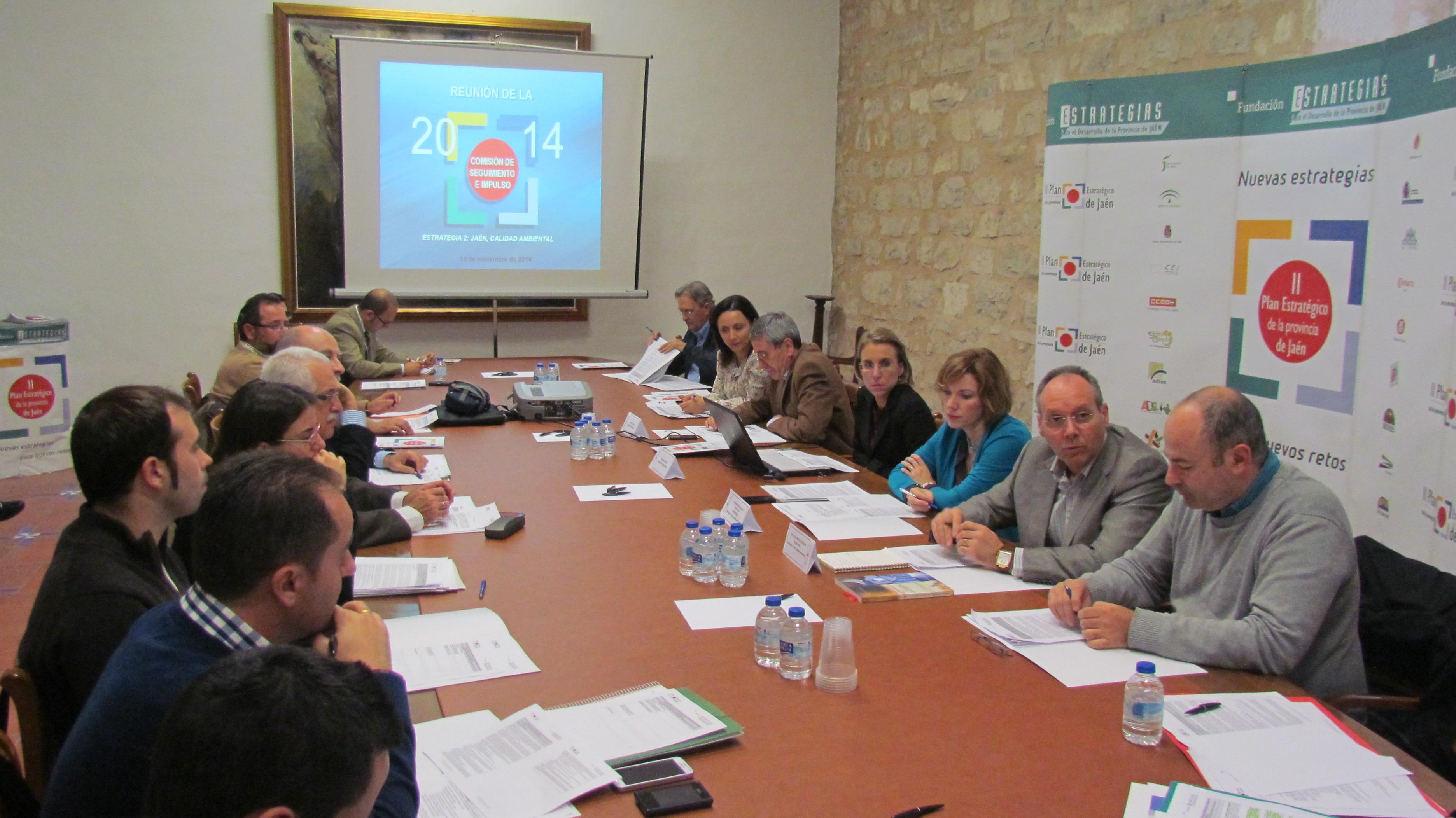 Miembros de la comisión de seguimiento e impulso de la Estrategia 2 durante la reunión