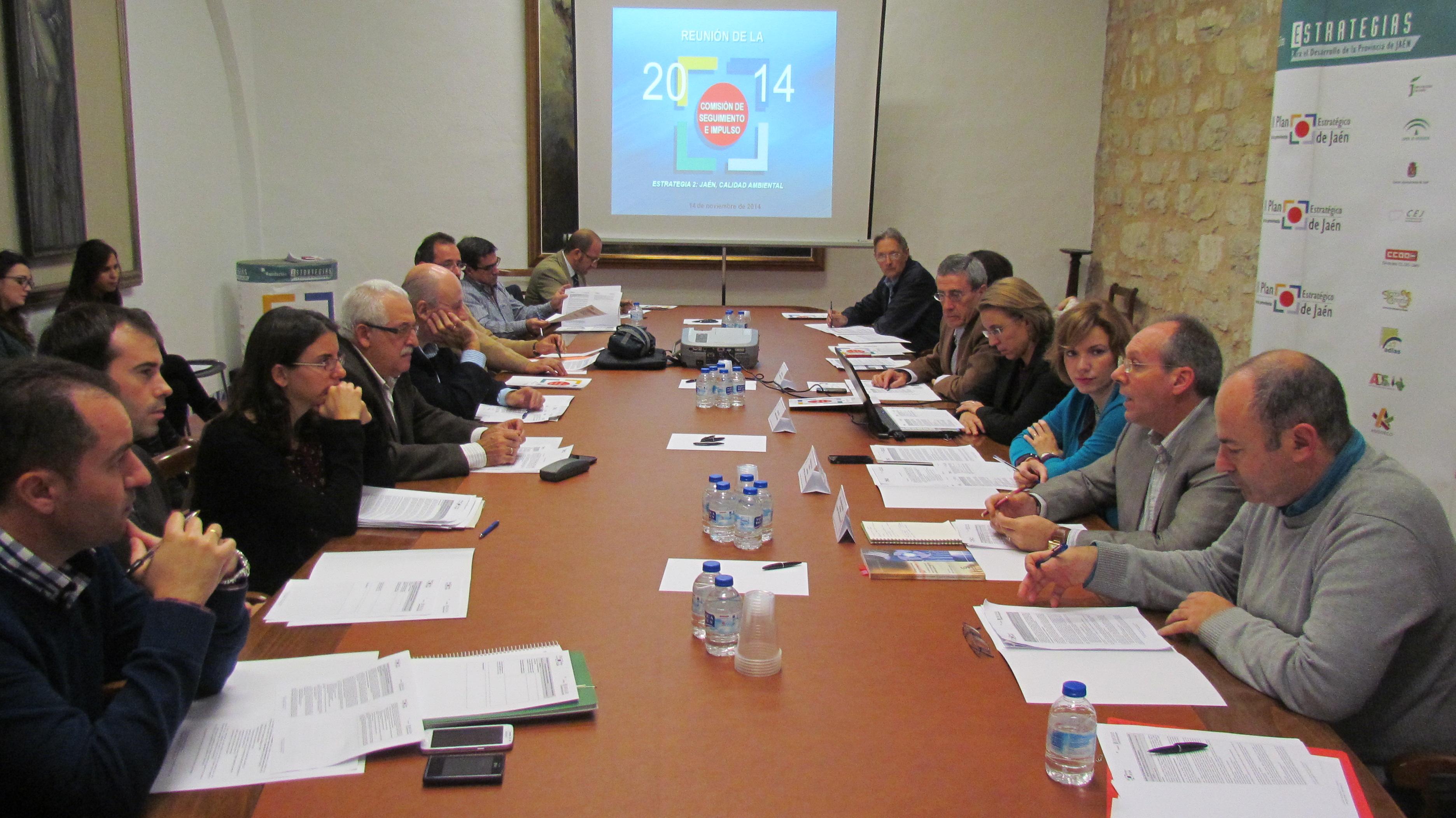 Miembros de la comisión de seguimiento e impulso de la Estrategia 2 durante la reunión