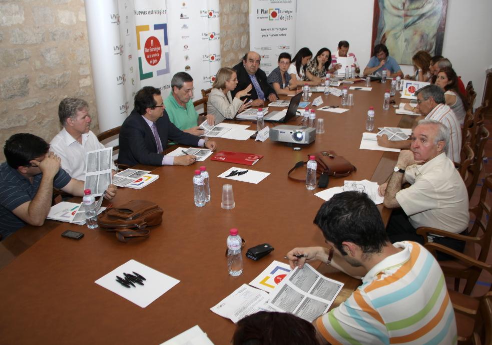 Miembros de la Comisión de Estrategia 5 durante la reunión