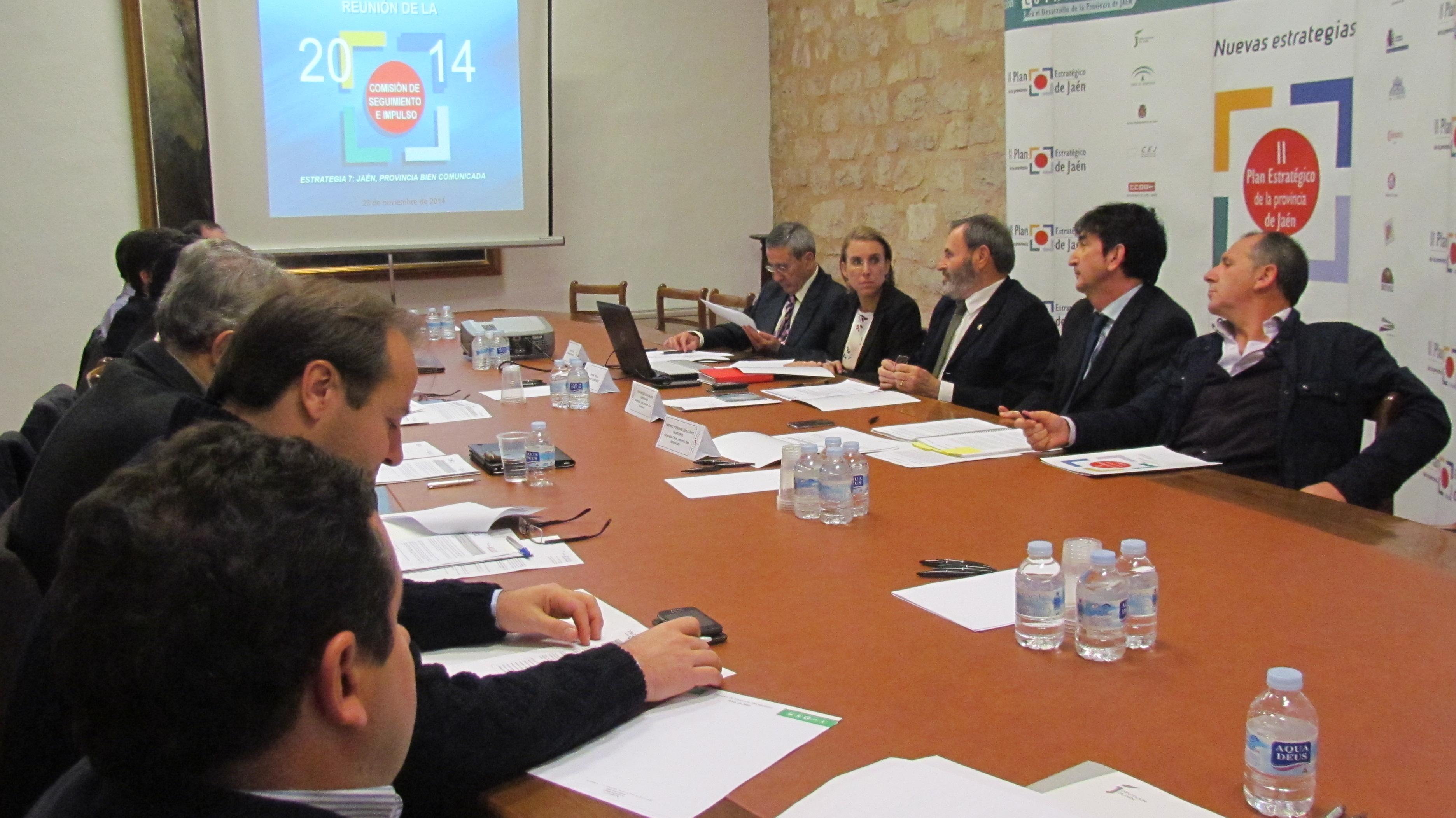 Asistentes a la comisión de seguimiento e impulso de la Estrategia 7 durante la reunión