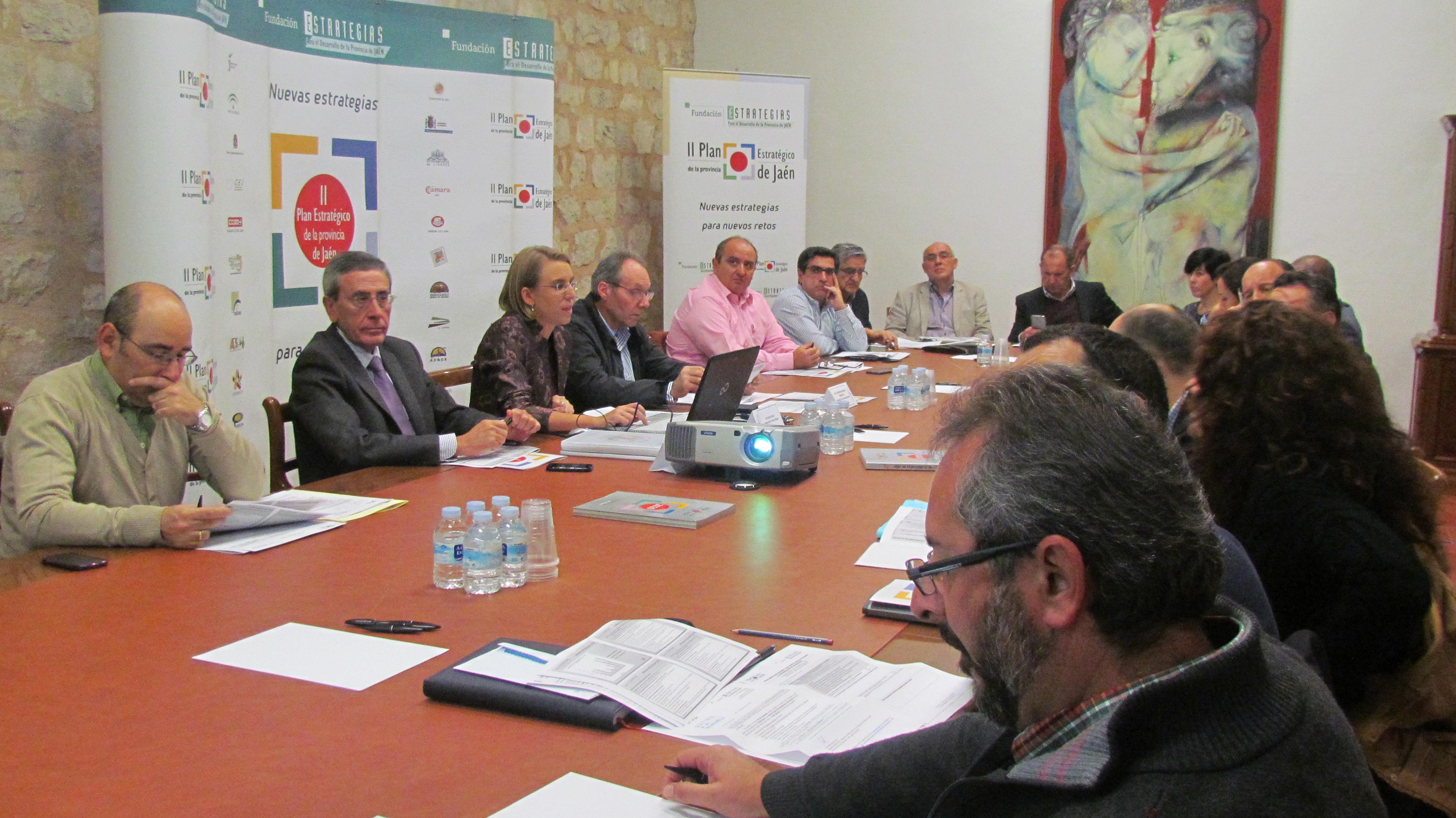 Miembros de la comisión de seguimiento e impulso de la Estrategia 2 durante la reunión