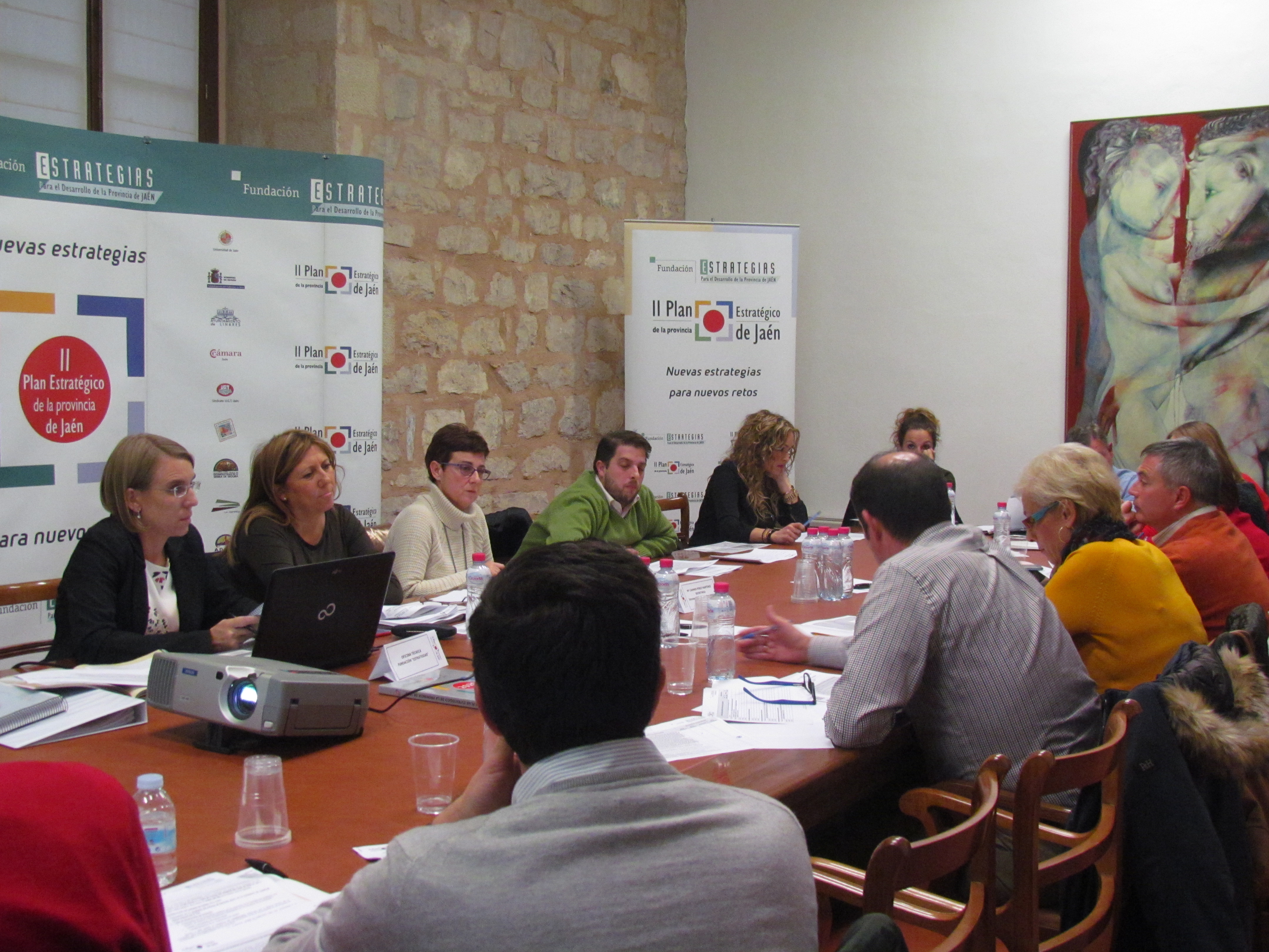 Miembros de la comisión de seguimiento e impulso de la Estrategia 5 durante la reunión