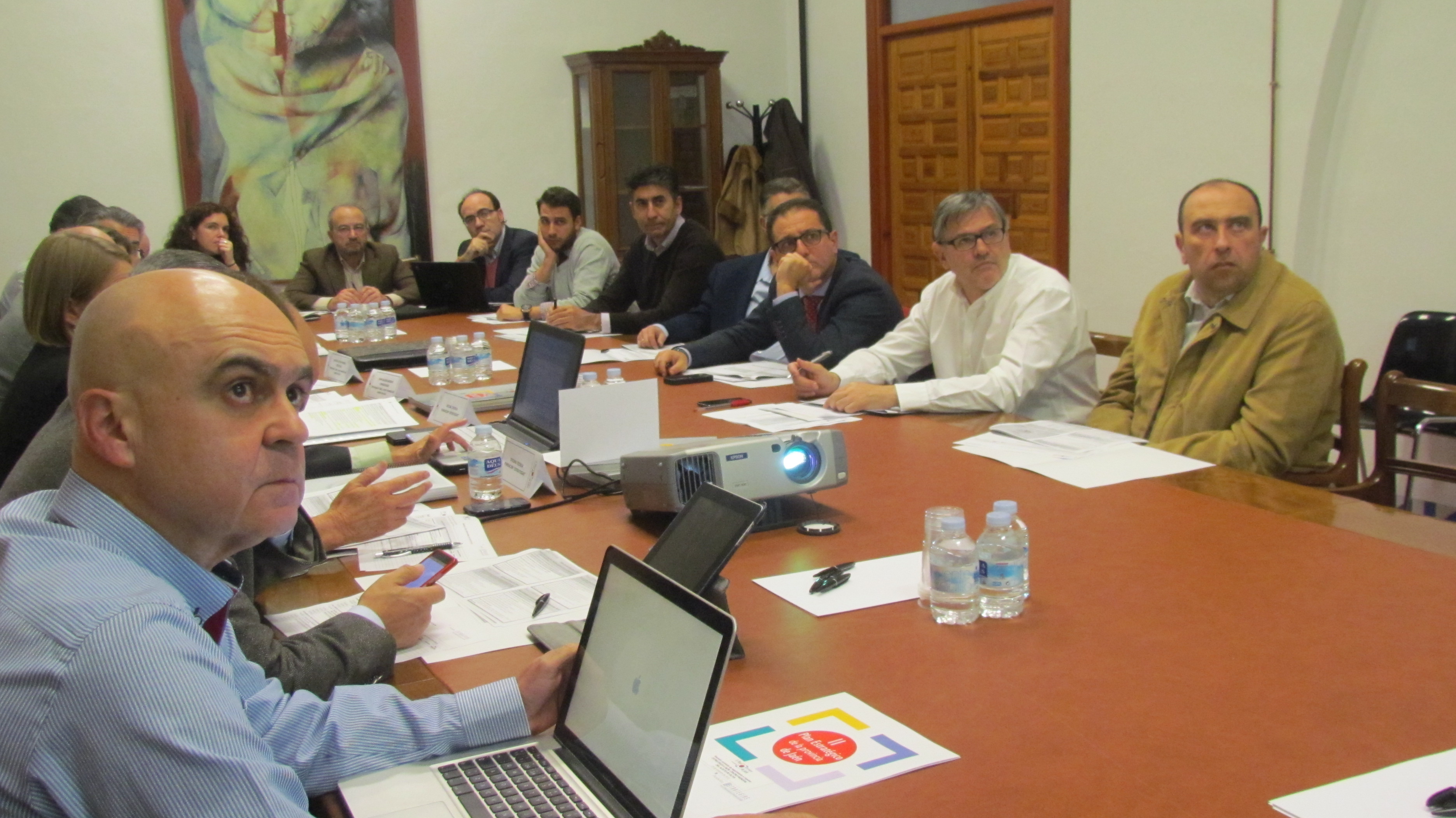 Miembros de la comisión de seguimiento e impulso de la Estrategia 6 durante la reunión