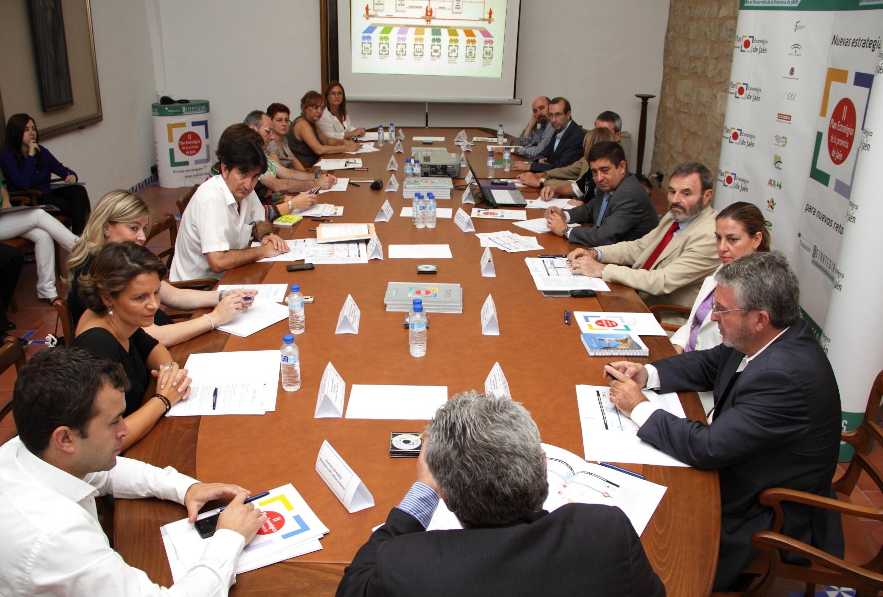 Comisionados y Secretarios durante la reunión