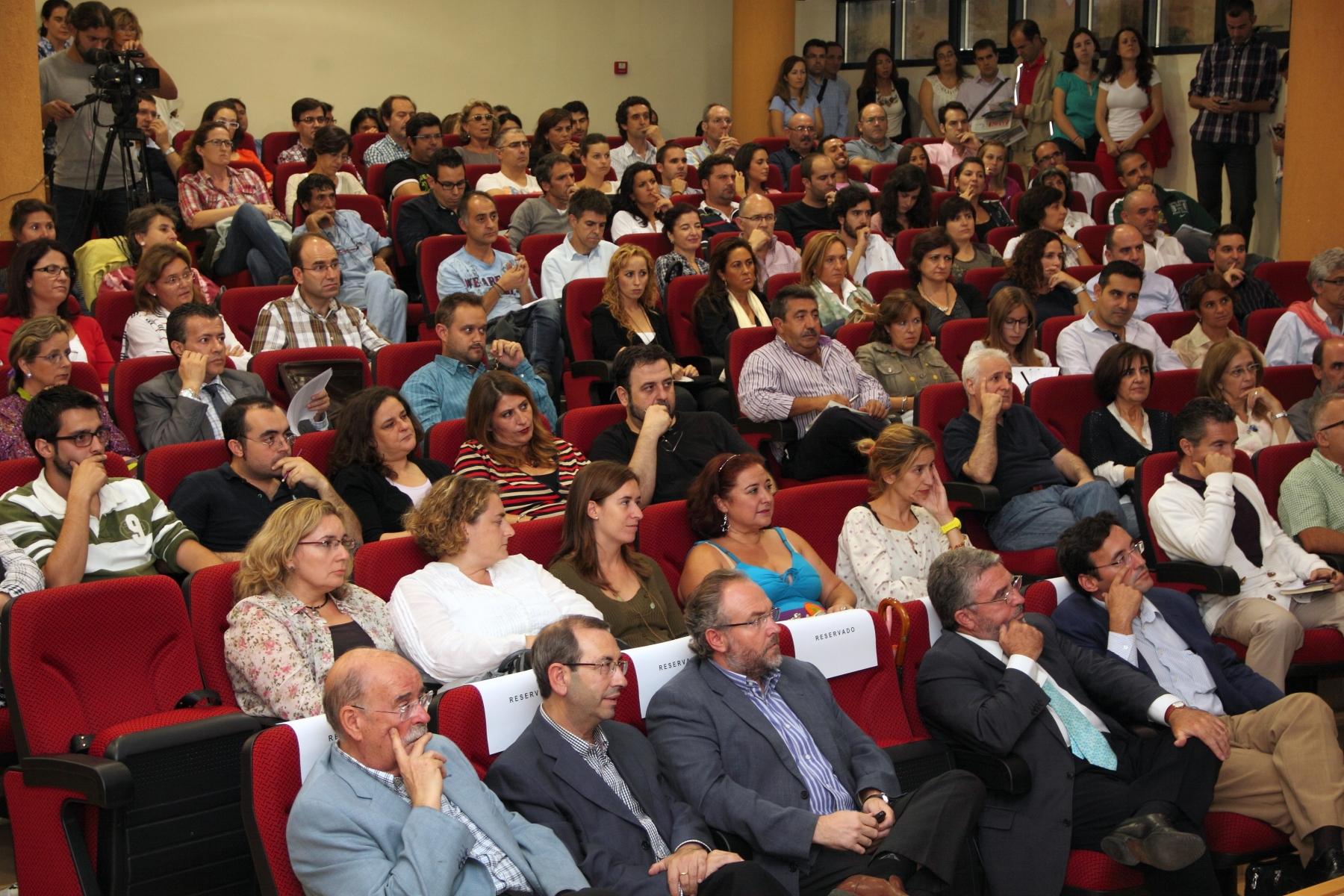 Panorámica de los numeroso asistentes a la conferencia