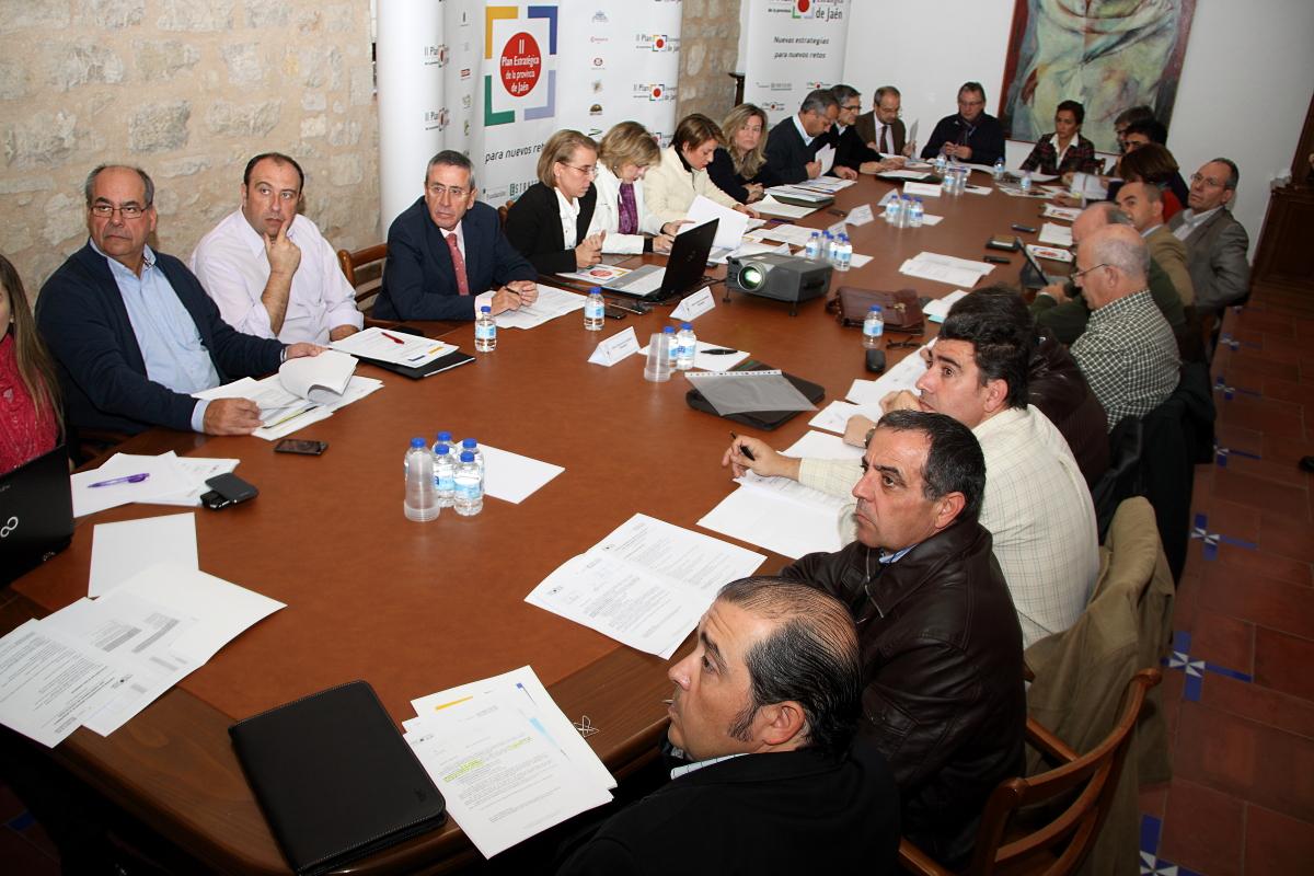 Miembros de la comisión de seguimiento e impulso de la Estrategia 6 durante la reunión