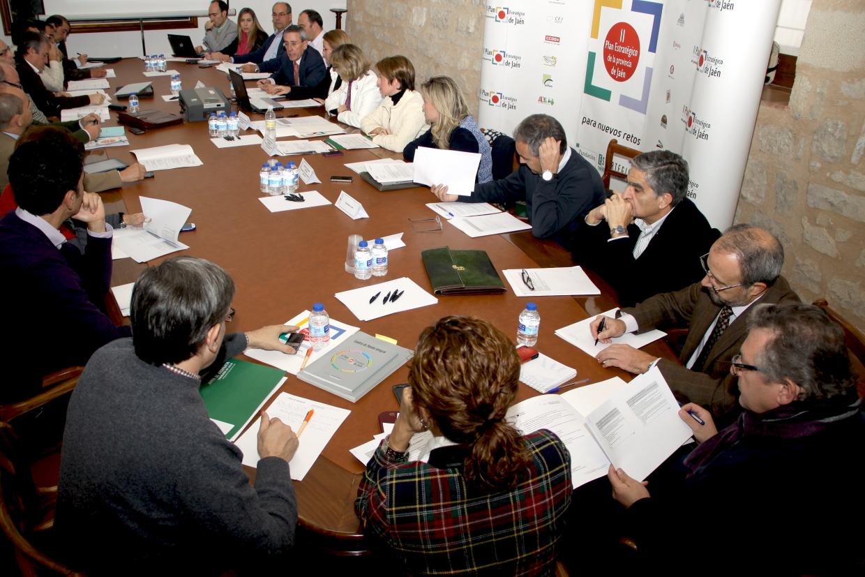 Miembros de la comisión de seguimiento e impulso de la Estrategia 6 durante la reunión