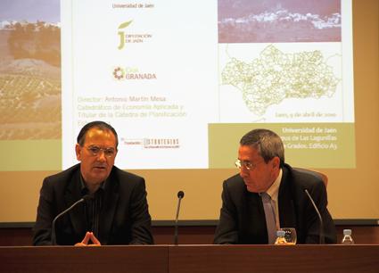 Emilio Carrillo durante su ponencia y Antonio Martín Mesa