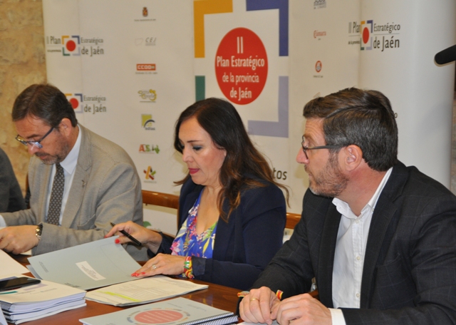 Juan Gómez (Universidad), Catalina Madueño (Subdelegación) y Miguel Contreras (Ayuntamiento de Jaén)