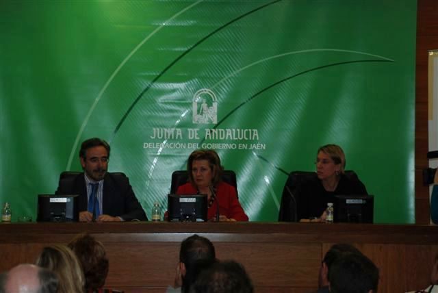 Reunión presidida por Felipe López, Teresa Vega e Inmaculada Herrador