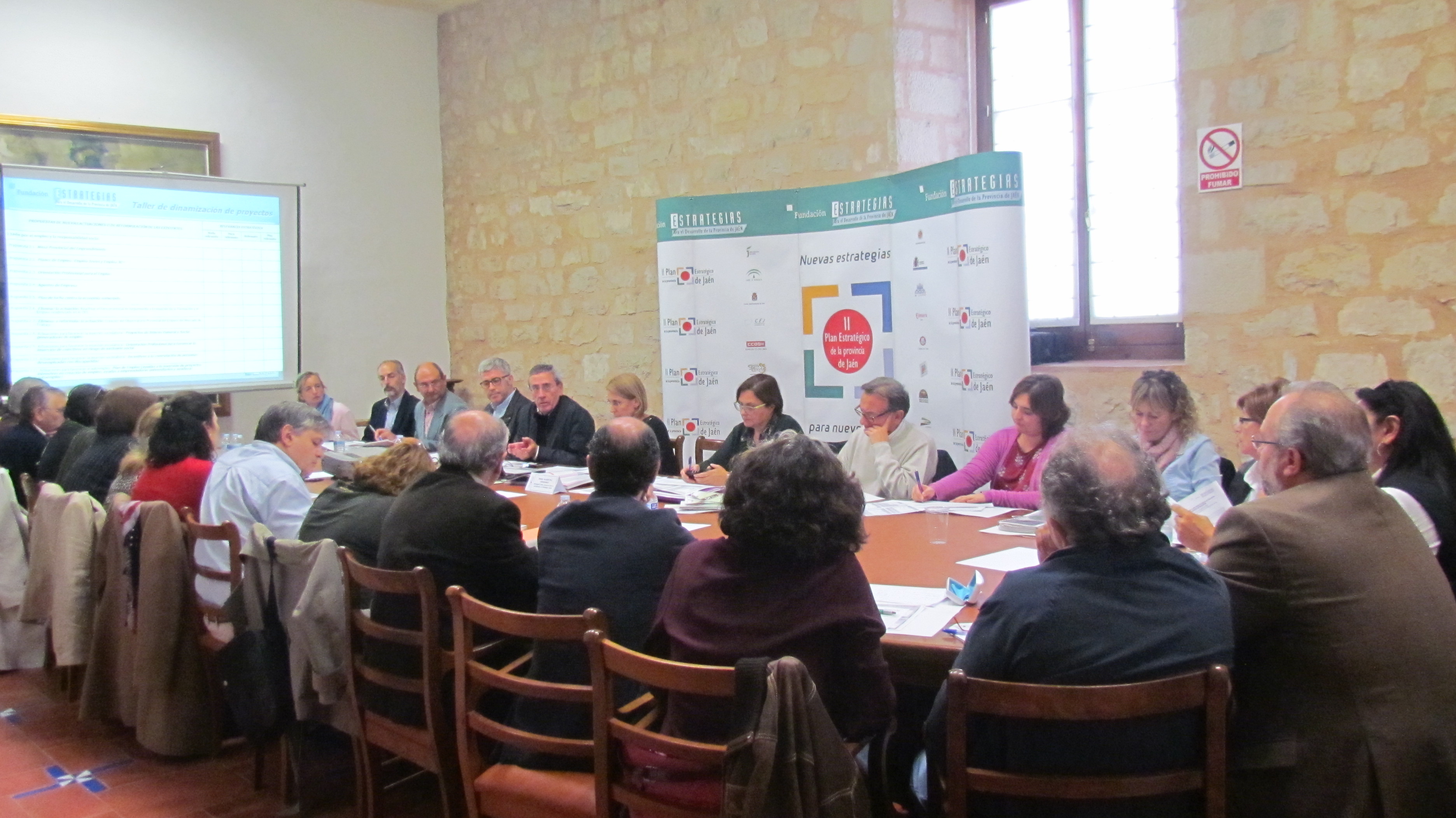 Miembros de la comisión de seguimiento e impulso de la Estrategia 8 durante la reunión