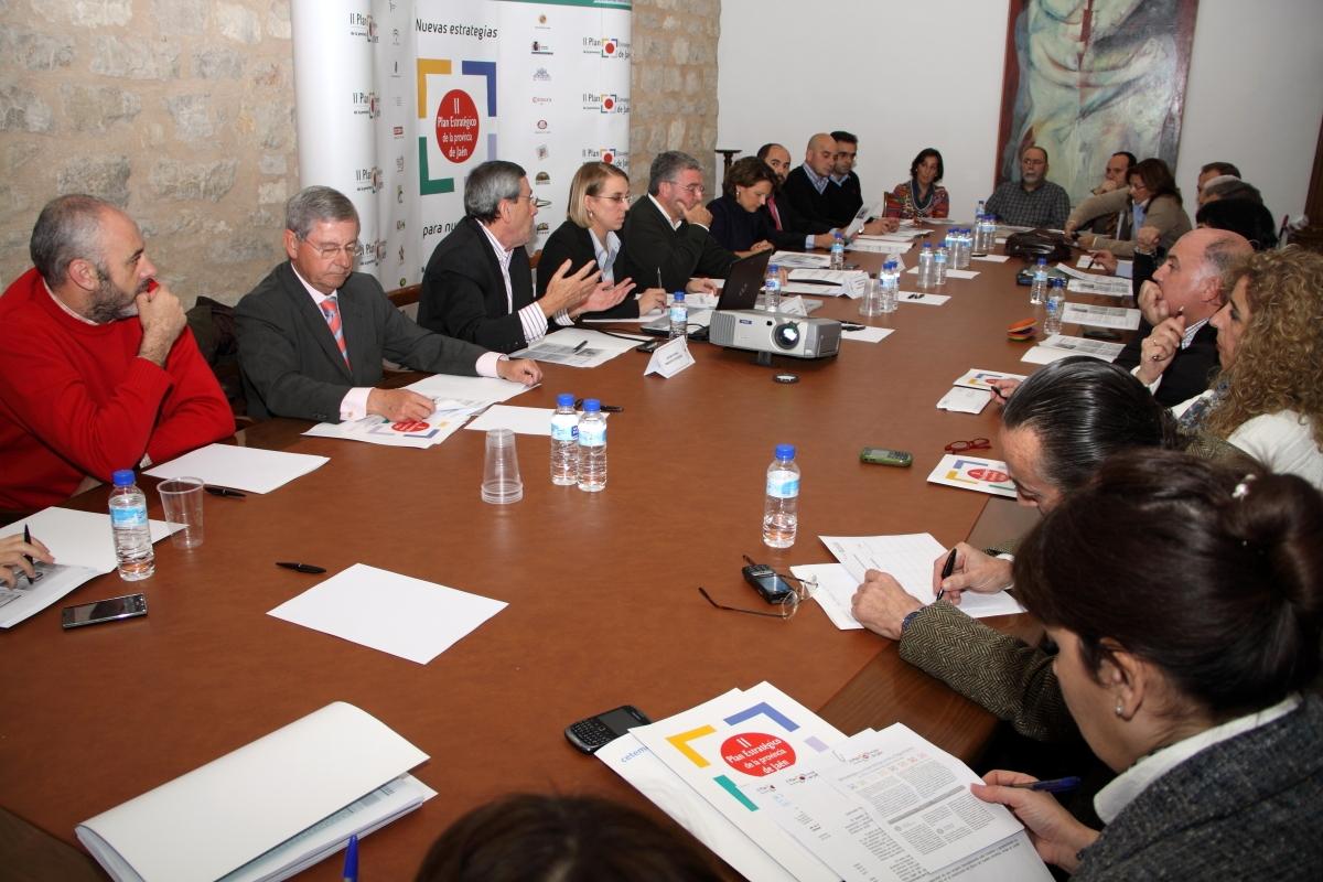 Miembros de la comisión de seguimiento e impulso de la  Estrategia 1 durante la reunión