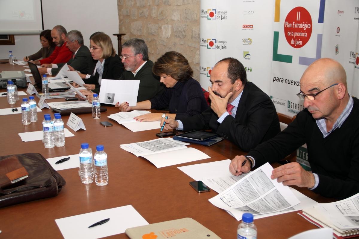 Miembros de la comisión de seguimiento e impulso de la  Estrategia 1 durante la reunión