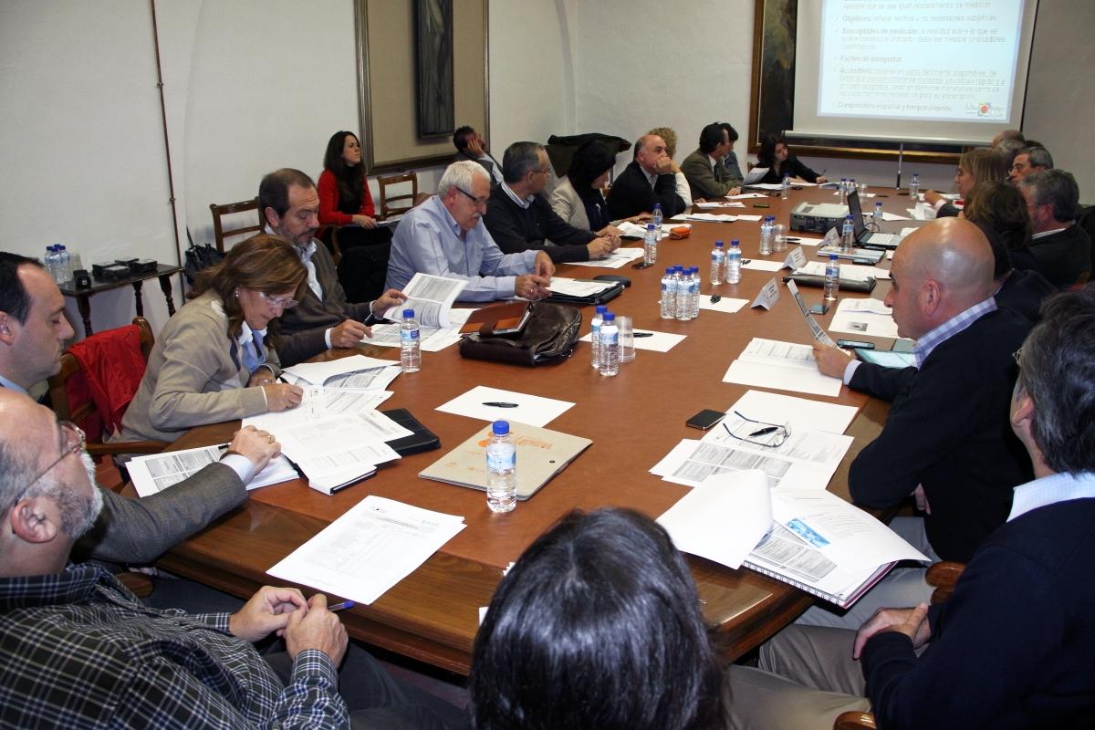 Miembros de la comisión de seguimiento e impulso de la  Estrategia 1 durante la reunión