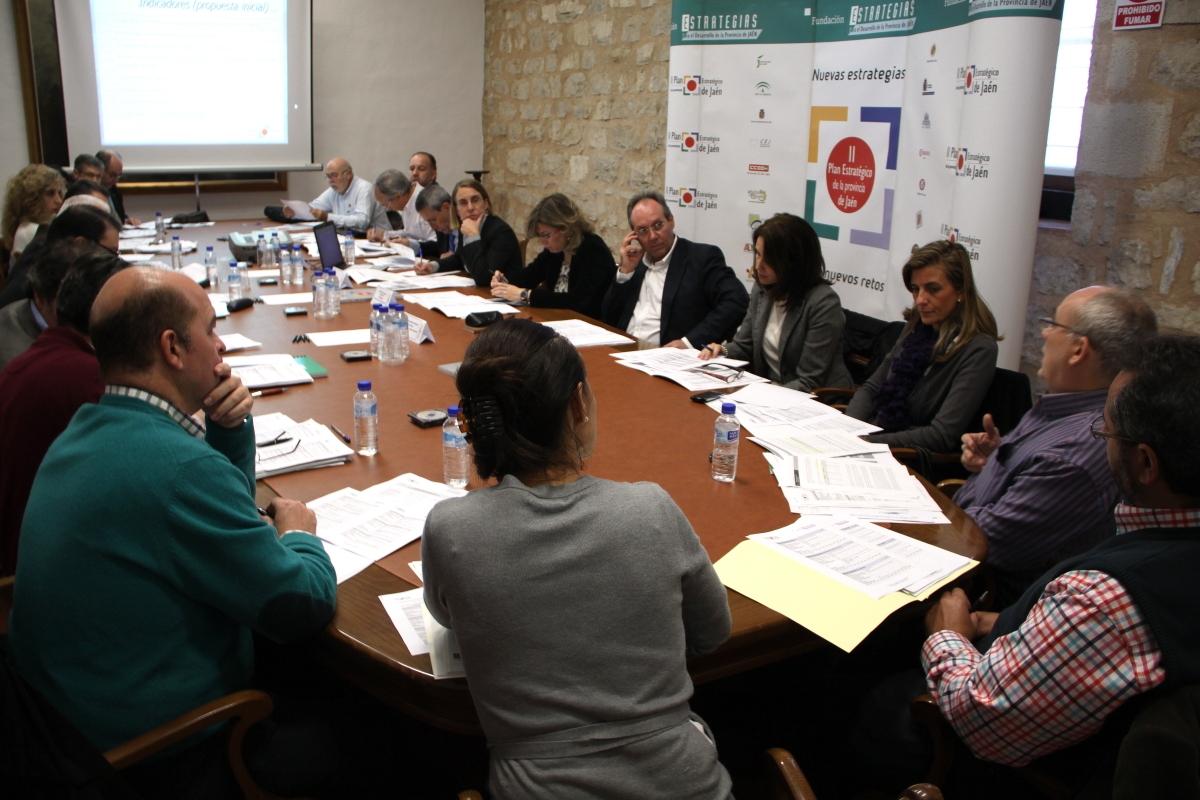 Miembros de la comisión de seguimiento e impulso de la Estrategia 2 durante la reunión