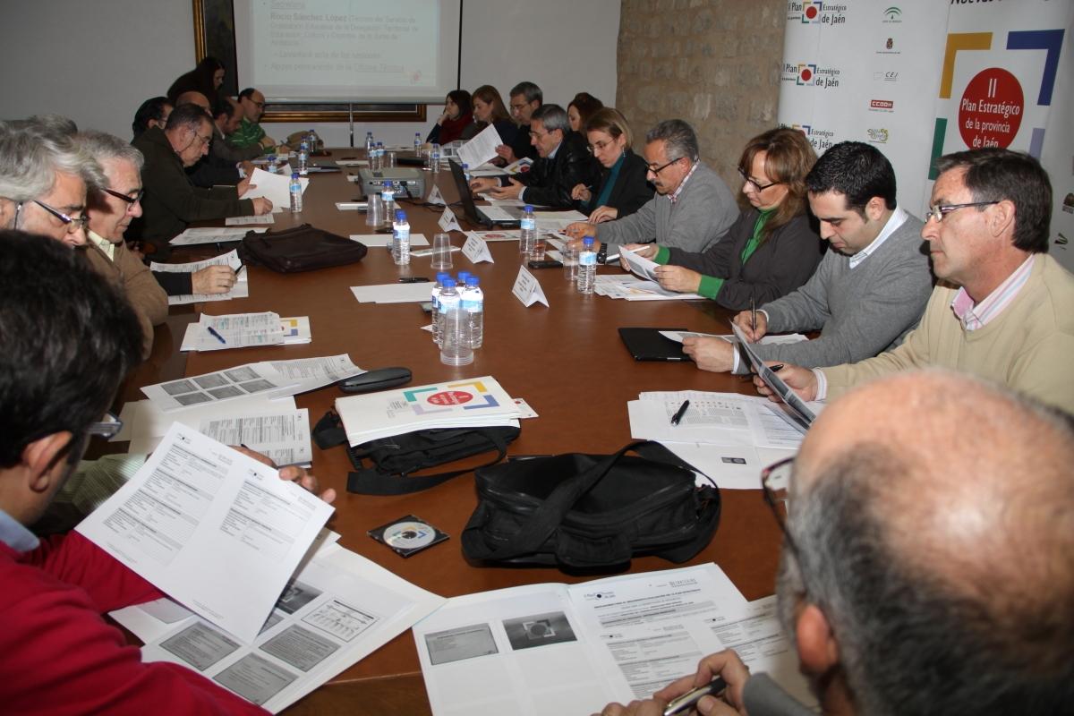 Miembros de la comisión de seguimiento e impulso de la Estrategia 4 durante la reunión