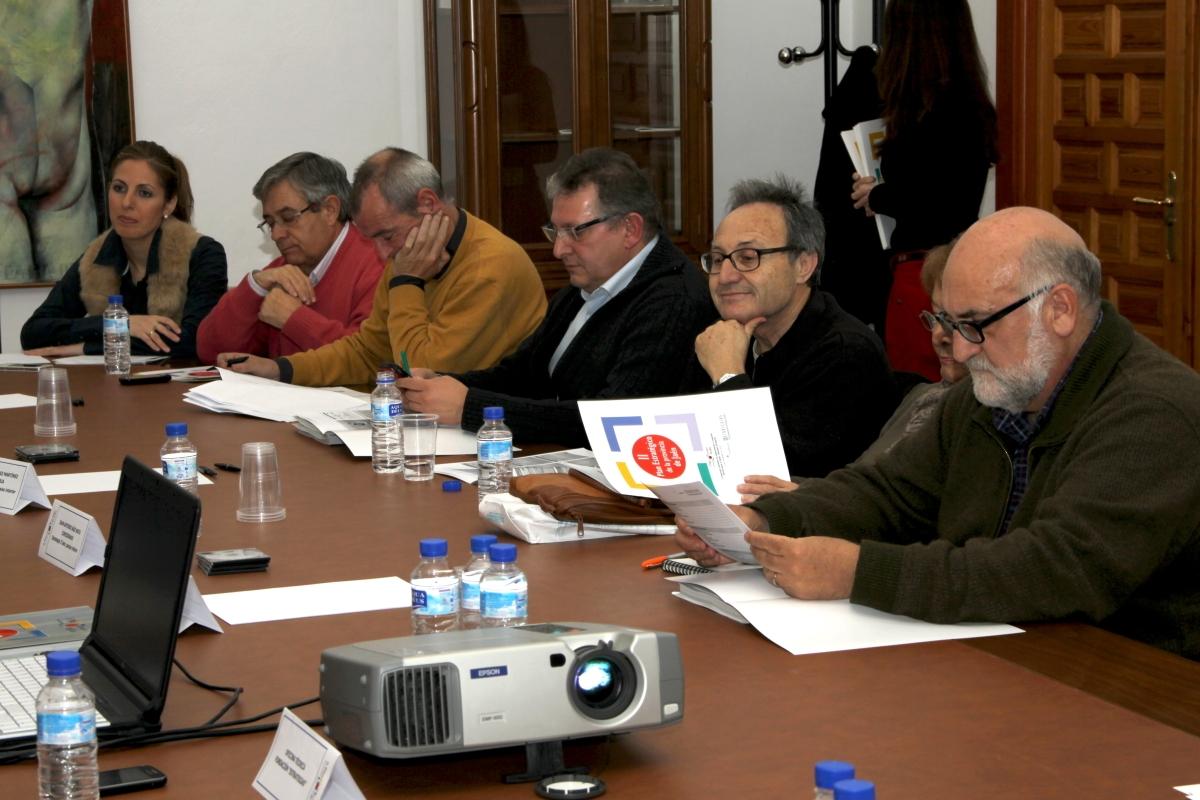 Miembros de la comisión de seguimiento e impulso de la Estrategia 5 durante la reunión