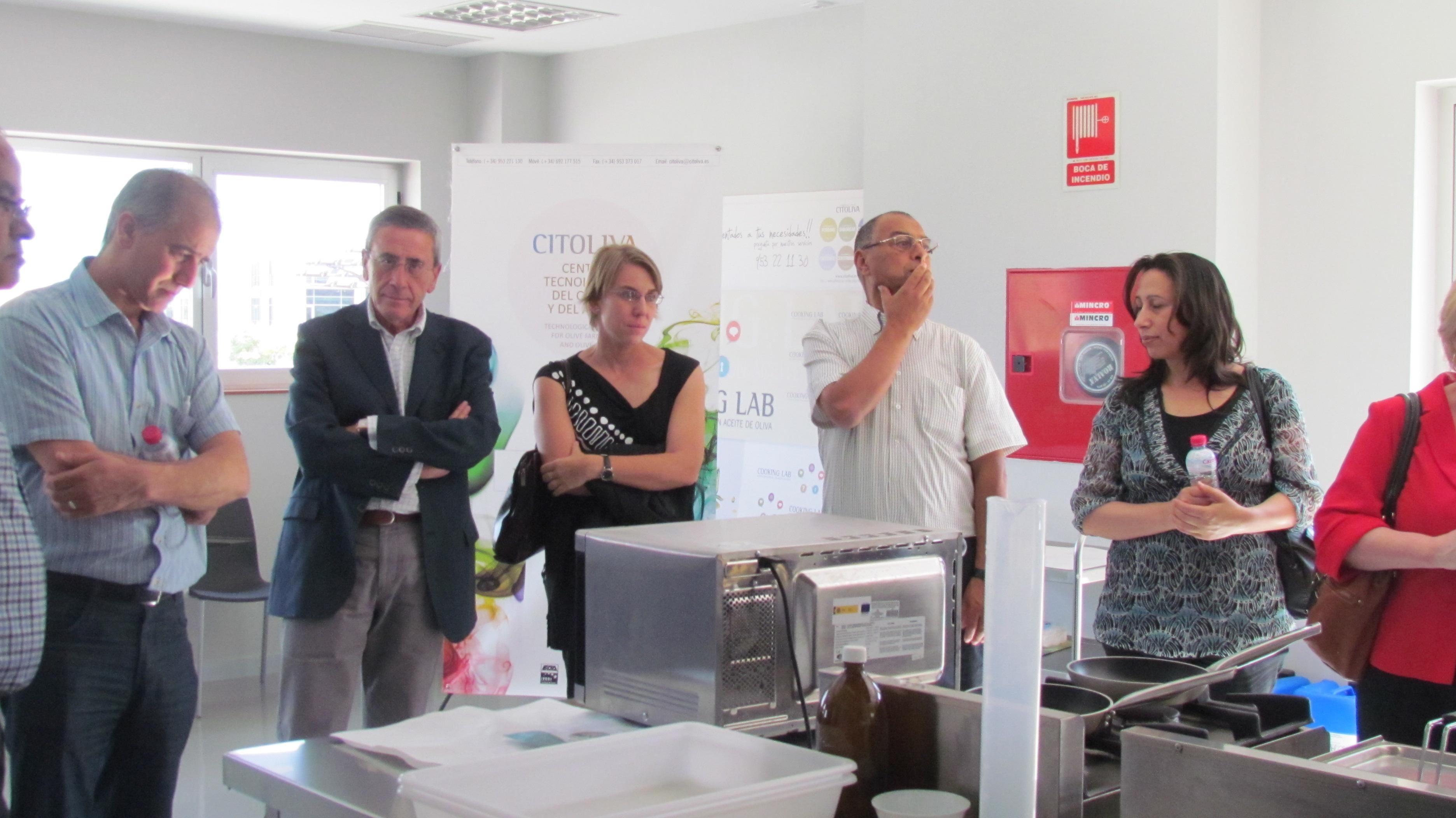 Miembros del grupo durante su visita al Cooking Lab de Citoliva