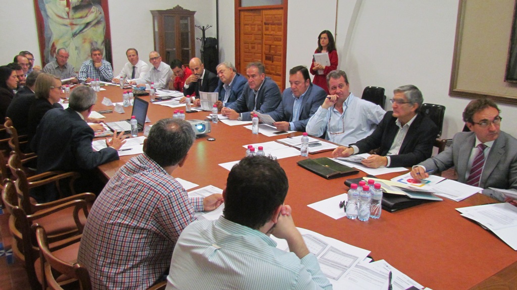 Miembros de la comisión de seguimiento e impulso de la Estrategia 7 durante la reunión