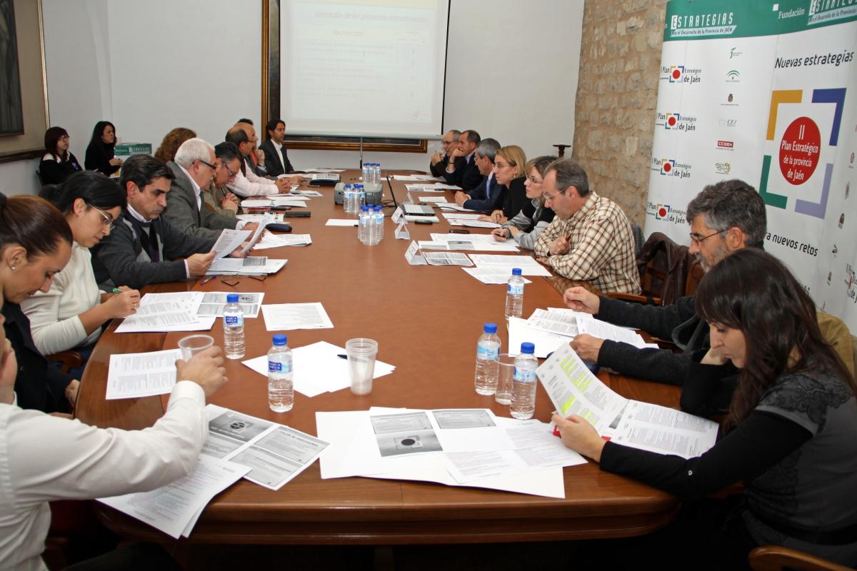 Miembros de la Comisión de Estrategia 2 durante la reunión