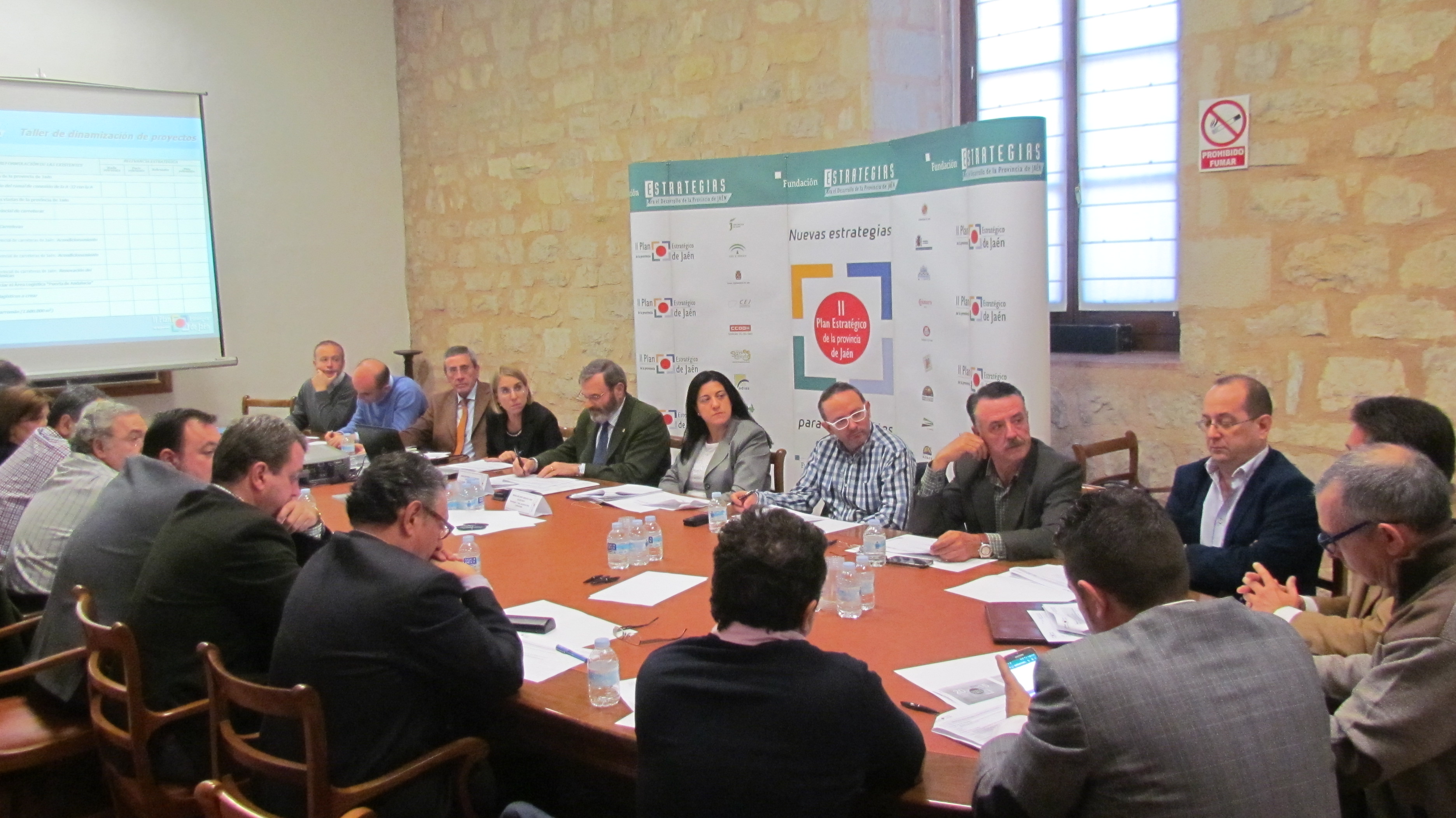 Miembros de la comisión de seguimiento e impulso de la Estrategia 7 durante la reunión