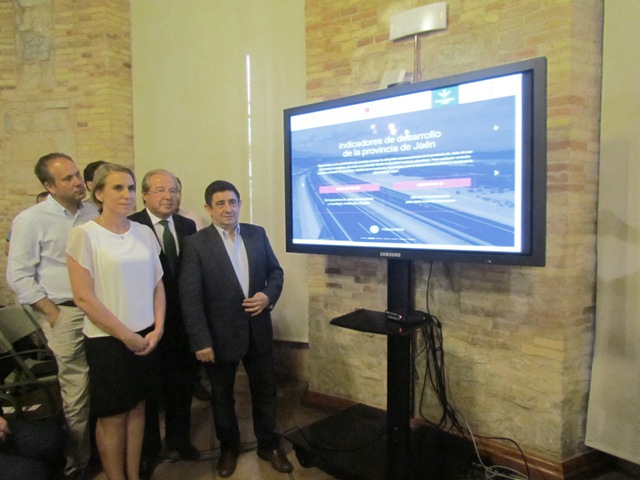 Autoridades junto a la plataforma digital de indicadores