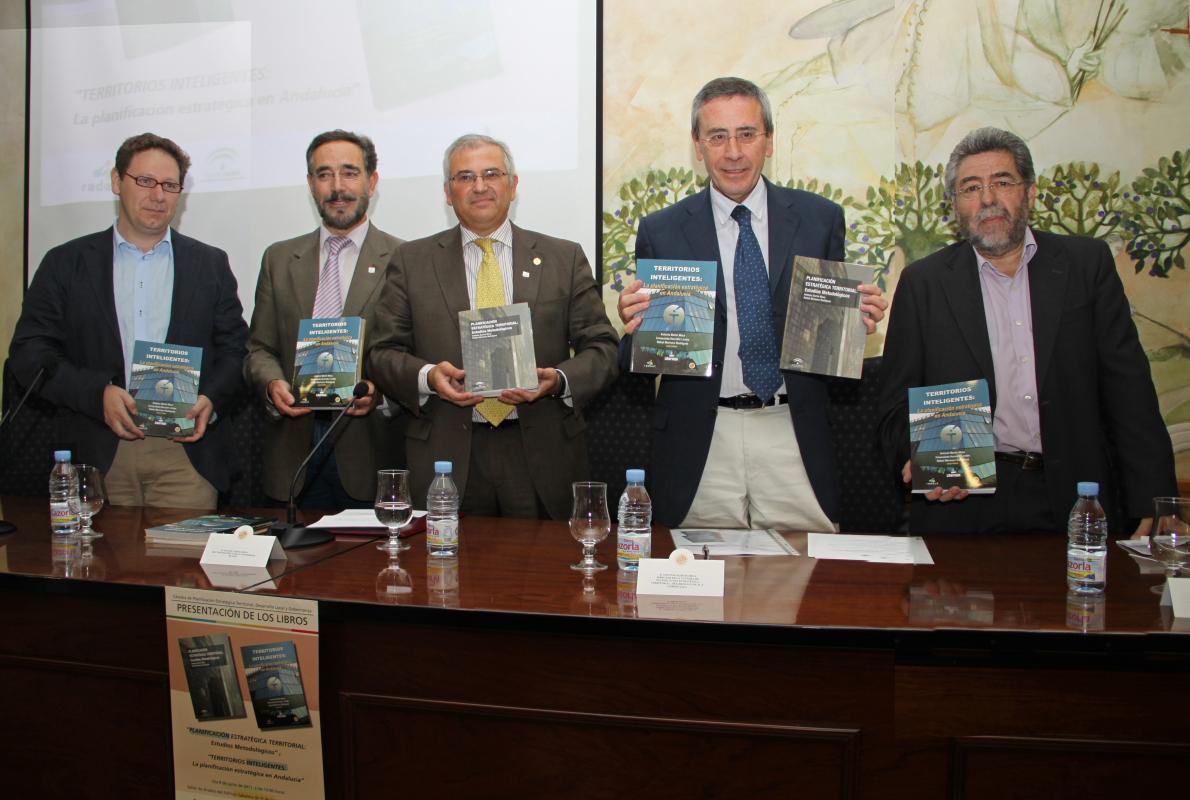 Directores y editores con los libros que se iban a presentar