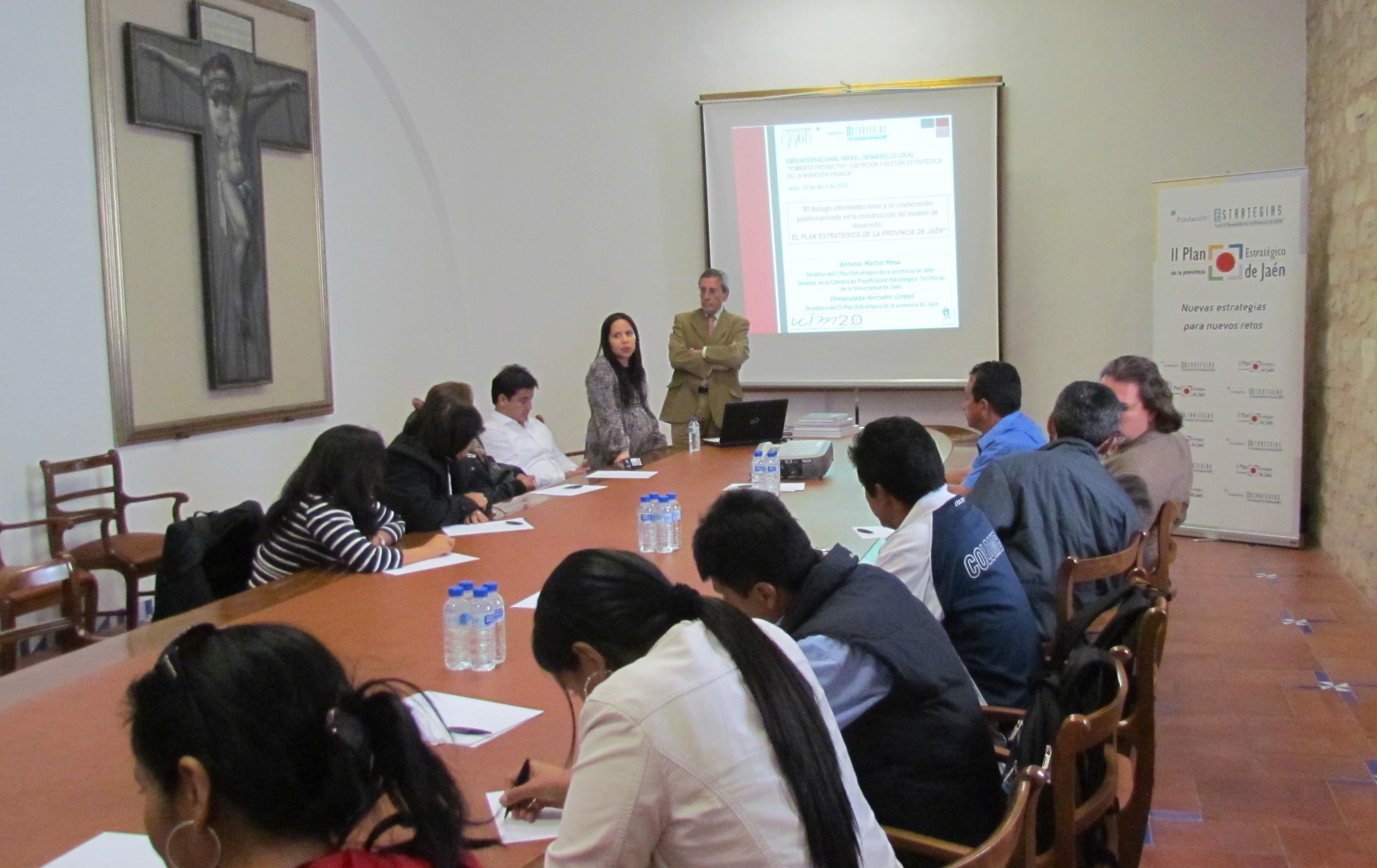 Flavia Tello Sánchez (UIM) y Antonio Martín Mesa se dirigen a los participantes en la Gira