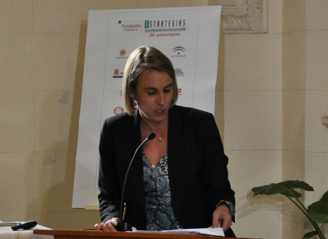 Inmaculada Herrador, directora de la Oficina Técnica y del II Plan, modera el tercer coloquio