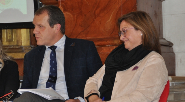 J. Ángel Mesa (Asoc. Prov. de Constructores) y Celestina Martínez (Diputación) durante el tercer coloquio